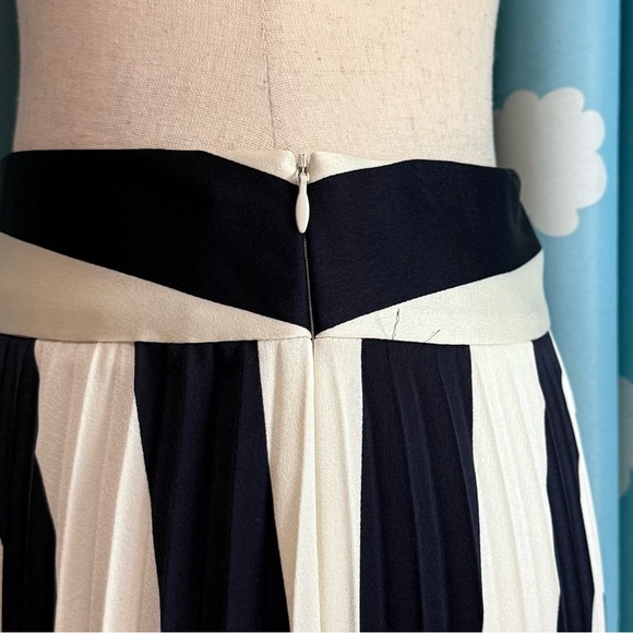 NWT Hugo Boss pleated diagonal stripe skirt. 4 - Picture 3 of 7
